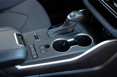 Vinnytsia, Ukrayna; Mayıs 04, 2024. Toyota Highlander otomatikman vites değiştirici. Modern araba vites değiştiricisinin manuel vardiyası. Vites kolunu kapat..