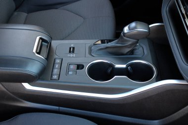 Vinnytsia, Ukrayna; Mayıs 04, 2024. Toyota Highlander otomatikman vites değiştirici. Modern araba vites değiştiricisinin manuel vardiyası. Vites kolunu kapat..