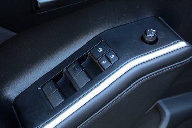 Vinnytsia, Ukrayna; Mayıs 04, 2024. Toyota Highlander marka arazi aracı. Toyota Highlander kapı kontrol paneli. Pencere kaldırıcılar kontrol ediyor. Ayarlama düğmesi olan bileklik. Kapı süslemesi.
