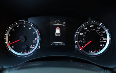 Vinnytsia, Ukrayna; Mayıs 04, 2024. Toyota Highlander kilometre sayacı. Toyota Highlander hız göstergesi. Toyota Highlander gösterge paneli.