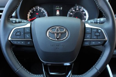 Vinnytsia, Ukrayna; Mayıs 04, 2024. Toyota Highlander direksiyonu. Toyota Highlander 'ın iç mekanı. Toyota Highlander gösterge paneli. Toyota direksiyonunu kapat.