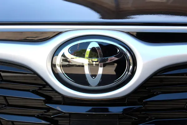 Vinnytsia, Ukrayna; Mayıs 04, 2024. Toyota Highlander 2023 logosu ve amblemi kapatın. Toyota Highlander ön ve radyatör ızgarası. 