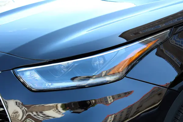 Vinnytsia, Ukrayna; Mayıs 04, 2024. Siyah Toyota Highlander 2023 farı. Japon SUV Toyota Highlander ön ışığı. Toyota Highlander arabanın ön tarafında..