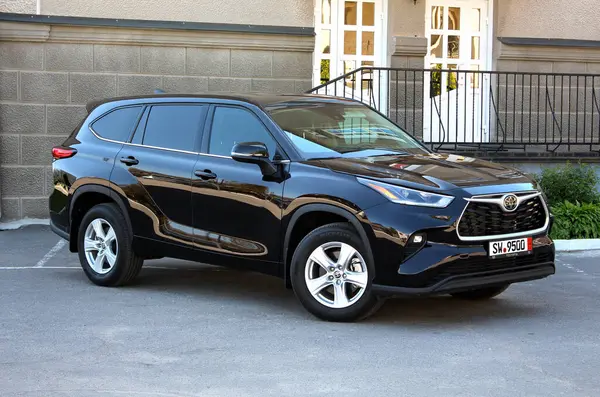 Vinnytsia, Ukrayna; Mayıs 04, 2024. Siyah Toyota Highlander 2023 şehir caddesinde. Toyota Highlander cipi park yerinde. Sağ ön görünüm.