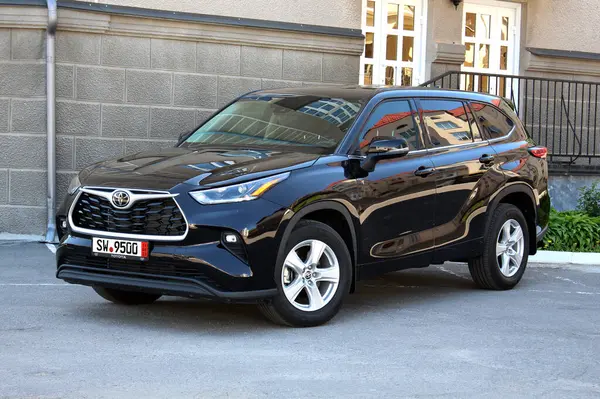Vinnytsia, Ukrayna; Mayıs 04, 2024. Siyah Toyota Highlander 2023 şehir caddesinde. Japonya SUV Toyota Highlander otoparkta. Ön sol görünüm.