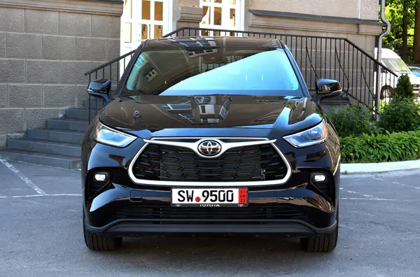 Vinnytsia, Ukrayna; Mayıs 04, 2024. Siyah Toyota Highlander 2023 şehir caddesinde. Japonya SUV Toyota Highlander otoparkta. Ön görünüm.