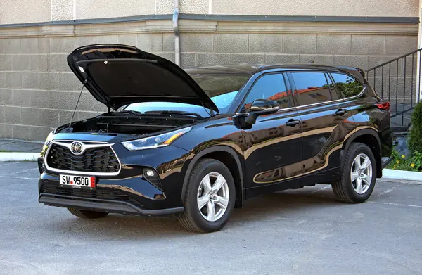 Vinnytsia, Ukrayna; Mayıs 04, 2024. Siyah Toyota Highlander 2023 açık kaput. Japon SUV Toyota Highlander gaz motoru. Kapüşonlu bozuk motor Toyota Highlander. Ön sol görünüm.