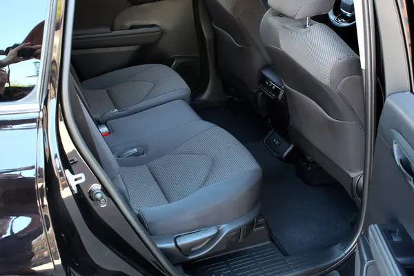 Orta boy SUV arka koltuklar. Birinci sınıf SUV iç mimari. Birinci sınıf araba. Arka koltuklarda koltuk var. Aracın içi deri. Spor arabanın içi..