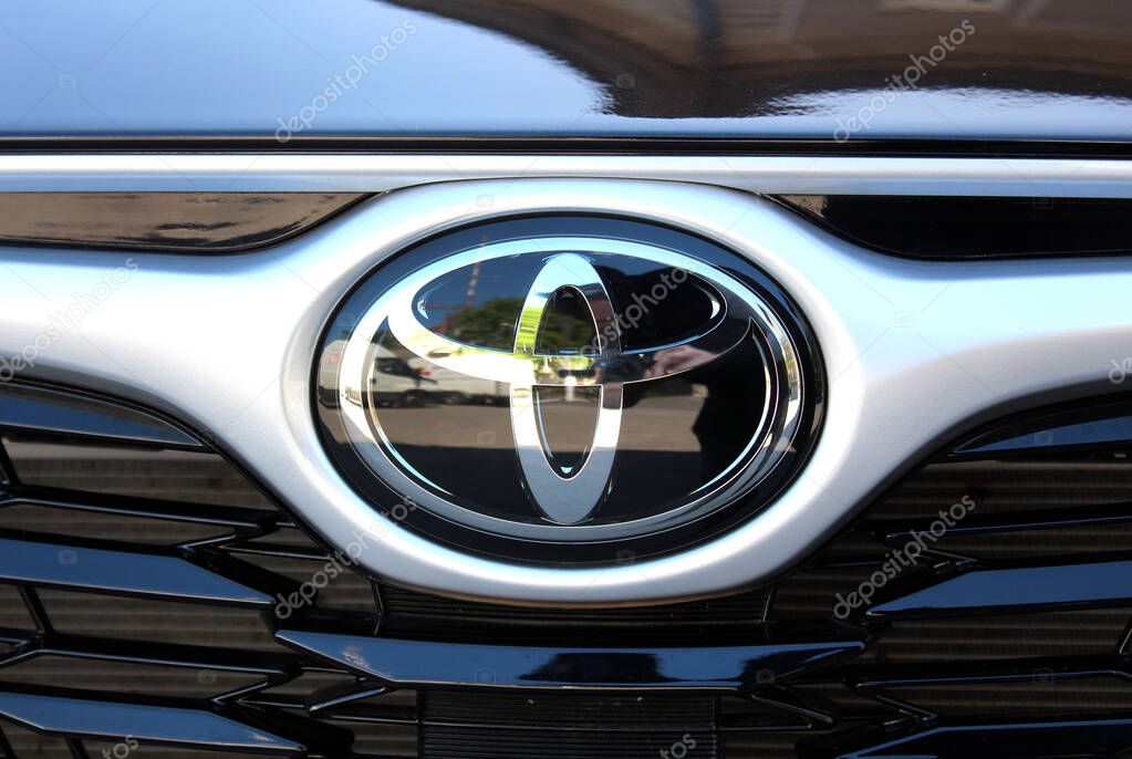 Vinnytsia, Ukraine; May 04, 2024. Close up Toyota Highlander 2023 logo and emblem. Toyota Highlander front side and radiator grille.
