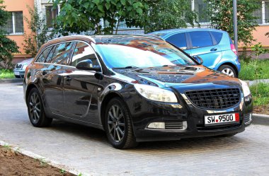 Vinnytsia, Ukrayna; 25 Haziran 2024. Siyah Opel Insignia 2012 şehir caddesinde. Alman arabası Opel Insignia park yerinde. Sağ ön görünüm.