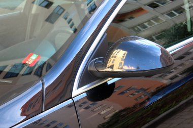 Siyah araba dikiz aynası. Dikiz aynası.