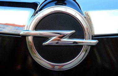 Vinnytsia, Ukrayna; 25 Haziran 2024. Opel logosunu kapat. Opel amblemini kapat. Opel araba tabelası. Opel logoti. Sağ görünüm.