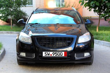 Vinnytsia, Ukrayna; 25 Haziran 2024. Siyah Opel Insignia 2012 şehir caddesinde. Alman arabası Opel Insignia park yerinde. Ön görünüm.