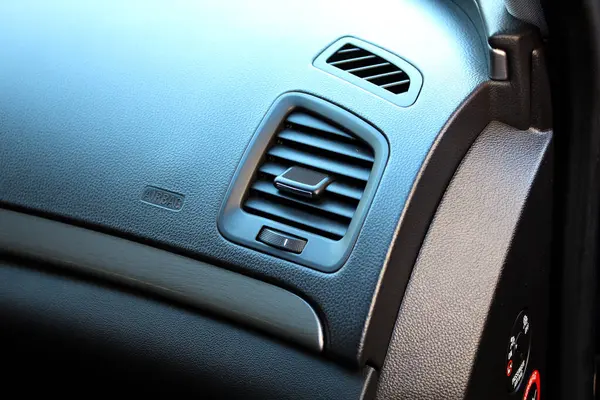 Modern araba iç mekanı, yolcu torpidosu ve hava yastığı. Güç regülatörlü havalandırma ızgarası. Modern araba hava yastığı. Yolcu hava yastığı. Ön hava yastığı..