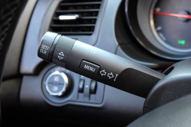 Araçtaki bilgisayarı kontrol etmek için menü düğmesi. Araba dönüş sinyal kontrol anahtarı kolu. Araba lambası anahtarı..