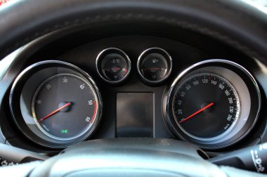 Araba konsolu. Gösterge paneli lambaları ile ilgili detaylar. Araba kontrol paneli. Gösterge paneli hız göstergesi, takometre, kilometre sayacı. Araba temizleme.