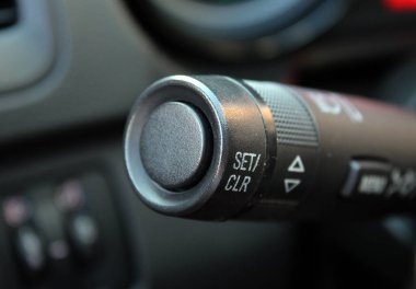 Araçtaki bilgisayarı kontrol etmek için düğme. Araba kontrol çubuğu. Araba lambası düğmesi. Silecekler düğme kontrolü.