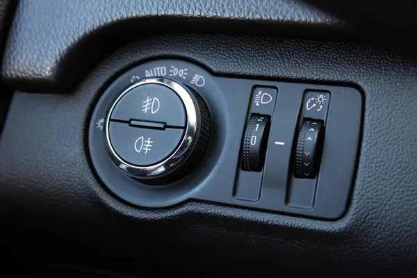 Arabanın ışık kontrolünü kapat. Araba farları düğmesi, sis lambaları düğmesi, otomatik olarak ışığı açıp kapatma kontrolü..