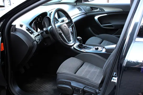 Vinnytsia, Ukrayna; 25 Haziran 2024. Opel Insignia sürücü koltuğu. Opel Insignia 'nın içi. Opel Insignia gösterge paneli. Alman arabasının içi. Yeni gösterge paneli. Modern arabada siyah iç mekan..