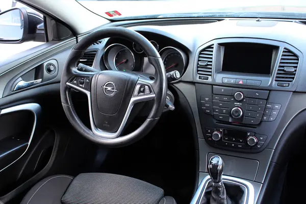 Vinnytsia, Ukrayna; 25 Haziran 2024. Opel Insignia sürücü koltuğu. Opel Insignia 'nın içi. Opel Insignia gösterge paneli. Opel direksiyon. Direksiyonu kapat. Modern arabada siyah iç mekan..