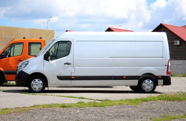 Vinnytsia, Ukrayna; 21 Mayıs 2025. Cargo van Opel Movano Maxi şehir caddesinde. Kargo Van Renault Ustası park yerinde. Hafif ticari araç Grey Opel Movano. Malların teslimatı. Sağ ön görünüm.