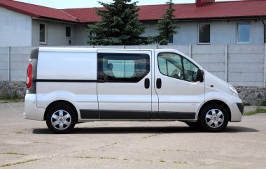 Vinnytsia, Ukrayna; 21 Mayıs 2025. Alman Yolcu Minivan Opel Vivaro şehir caddesinde. Otoparktaki Cargo Van Opel Vivaro. Gri Opel Vivaro. Sağ taraf görünümü.