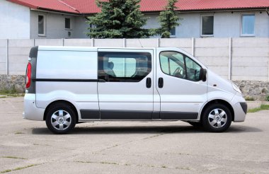 Vinnytsia, Ukrayna; 21 Mayıs 2025. Alman Yolcu Minivan Opel Vivaro şehir caddesinde. Otoparktaki Cargo Van Opel Vivaro. Gri Opel Vivaro. Sağ taraf görünümü.