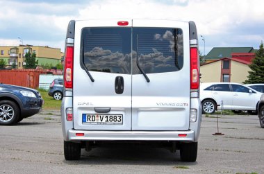 Vinnytsia, Ukrayna; 21 Mayıs 2025. Alman Yolcu Minivan Opel Vivaro şehir caddesinde. Otoparktaki Cargo Van Opel Vivaro. Gri Opel Vivaro. Arka görünüm.