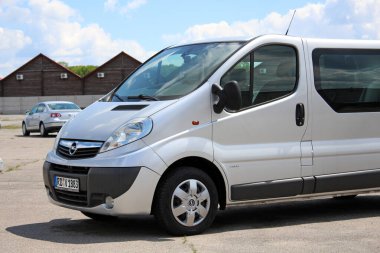 Vinnytsia, Ukrayna; 21 Mayıs 2025. Alman Yolcu Minivan Opel Vivaro şehir caddesinde. Otoparktaki Cargo Van Opel Vivaro. Gri Opel Vivaro. Sağ ön görünüm.