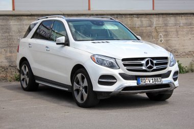 Vinnytsia, Ukrayna; 21 Mayıs 2025. Beyaz Mercedes-Benz GLE-Sınıfı 2017 şehir caddesinde. Park yerinde orta boy SUV Mercedes GLE sınıfı. Sağ ön görünüm.