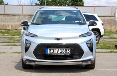 Vinnytsia, Ukrayna; 21 Mayıs 2025. Gri Chevrolet Bolt EV 2024 şehir caddesinde. Yeni elektrikli araba Chevrolet Bolt EV park yerinde. Ön sol görünüm.