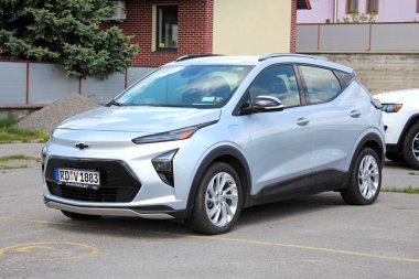 Vinnytsia, Ukrayna; 21 Mayıs 2025. Gri Chevrolet Bolt EV 2024 şehir caddesinde. Yeni elektrikli araba Chevrolet Bolt EV park yerinde. Ön sol görünüm.