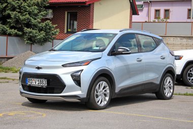 Vinnytsia, Ukrayna; 21 Mayıs 2025. Gri Chevrolet Bolt EV 2024 şehir caddesinde. Yeni elektrikli araba Chevrolet Bolt EV park yerinde. Ön sol görünüm.