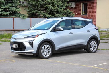 Vinnytsia, Ukrayna; 21 Mayıs 2025. Gri Chevrolet Bolt EV 2024 şehir caddesinde. Yeni elektrikli araba Chevrolet Bolt EV park yerinde. Ön sol görünüm.