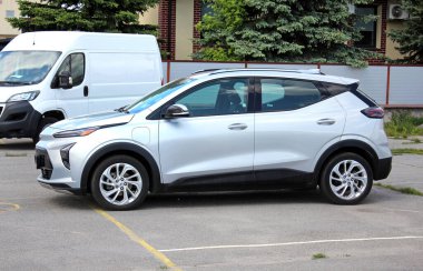 Vinnytsia, Ukrayna; 21 Mayıs 2025. Gri Chevrolet Bolt EV 2024 şehir caddesinde. Yeni elektrikli araba Chevrolet Bolt EV park yerinde. Ön sol görünüm.