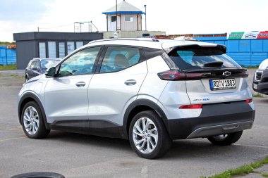 Vinnytsia, Ukrayna; 21 Mayıs 2025. Gri Chevrolet Bolt EV 2024 şehir caddesinde. Yeni elektrikli araba Chevrolet Bolt EV park yerinde. Arka sağ görünüm.