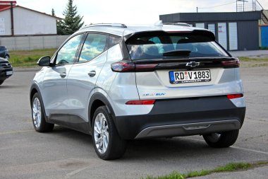 Vinnytsia, Ukrayna; 21 Mayıs 2025. Gri Chevrolet Bolt EV 2024 şehir caddesinde. Yeni elektrikli araba Chevrolet Bolt EV park yerinde. Arka sağ görünüm.