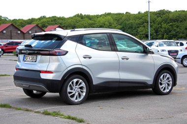 Vinnytsia, Ukrayna; 21 Mayıs 2025. Gri Chevrolet Bolt EV 2024 şehir caddesinde. Yeni elektrikli araba Chevrolet Bolt EV park yerinde. Arka sağ görünüm.