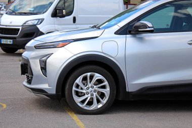 Vinnytsia, Ukrayna; 21 Mayıs 2025. Arabanın sol ön tarafında gri elektrikli Chevrolet Bolt EV var. Chevrolet Bolt EV ön tampon ve ön tekerlek. Yeni modern elektrikli araba.