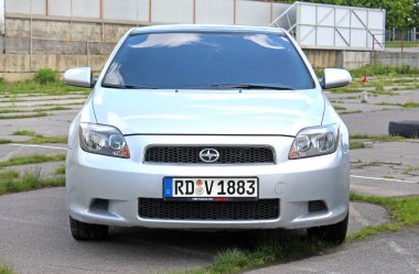 Vinnytsia, Ukrayna; 21 Mayıs 2025. Şehir caddesinde Japon Coupe Scion TC. Park yerinde lüks spor coupe Scion TC. Ön görünüm.