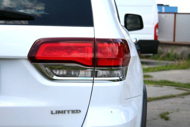 Vinnytsia, Ukrayna; 21 Mayıs 2025. Beyaz Jeep Grand Cherokee arka lambası. Jeep Cherokee arka lambası. Cherokee 'nin arka kısmı ve arka tamponu. Sol görünüm.