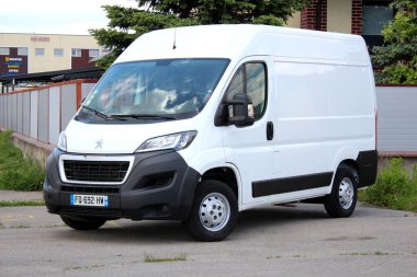 Vinnytsia, Ukrayna; 21 Mayıs 2025. Kargo van Peugeot Boxer 2022 şehir caddesinde. Hafif ticari araç Peugeot Boxer. Beyaz Peugeot Boksörü. Malların teslimatı. Sağ ön görünüm.