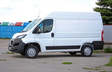Vinnytsia, Ukrayna; 21 Mayıs 2025. Kargo van Peugeot Boxer 2022 şehir caddesinde. Hafif ticari araç Peugeot Boxer. Beyaz Peugeot Boksörü. Malların teslimatı. Sağ ön görünüm.