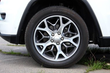 Vinnytsia, Ukrayna; 21 Mayıs 2025. Beyaz Jeep Grand Cherokee arka tekerleği. Jip Grand Cherokee ön tekerleği fren diski ve kalibreli. Pirelli Scorpion lastikli Cherokee cipi..