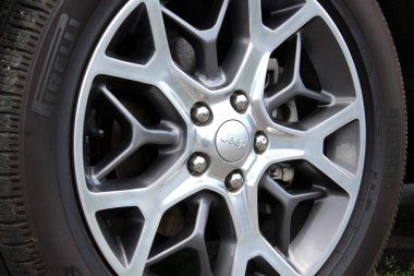 Vinnytsia, Ukrayna; 21 Mayıs 2025. Jeep Grand Cherokee tekerleği. Jip Grand Cherokee ön tekerleği fren diski ve kalibreli. Jeep Grand Cherokee hafif alaşımlı tekerlek.