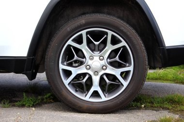 Vinnytsia, Ukrayna; 21 Mayıs 2025. Jeep Grand Cherokee tekerleği. Jip Grand Cherokee ön tekerleği fren diski ve kalibreli. Jeep Grand Cherokee hafif alaşımlı tekerlek.