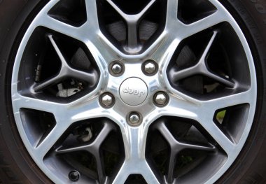 Vinnytsia, Ukrayna; 21 Mayıs 2025. Jeep Grand Cherokee tekerleği. Jip Grand Cherokee ön tekerleği fren diski ve kalibreli. Jeep Grand Cherokee hafif alaşımlı tekerlek.