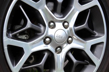 Vinnytsia, Ukrayna; 21 Mayıs 2025. Jeep Grand Cherokee tekerleği. Jip Grand Cherokee ön tekerleği fren diski ve kalibreli. Jeep Grand Cherokee hafif alaşımlı tekerlek.