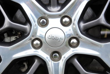 Vinnytsia, Ukrayna; 21 Mayıs 2025. Jeep Grand Cherokee tekerleği. Jip Grand Cherokee ön tekerleği fren diski ve kalibreli. Jeep Grand Cherokee hafif alaşımlı tekerlek.