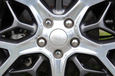 Vinnytsia, Ukrayna; 21 Mayıs 2025. Jeep Grand Cherokee tekerleği. Jip Grand Cherokee ön tekerleği fren diski ve kalibreli. Jeep Grand Cherokee hafif alaşımlı tekerlek.